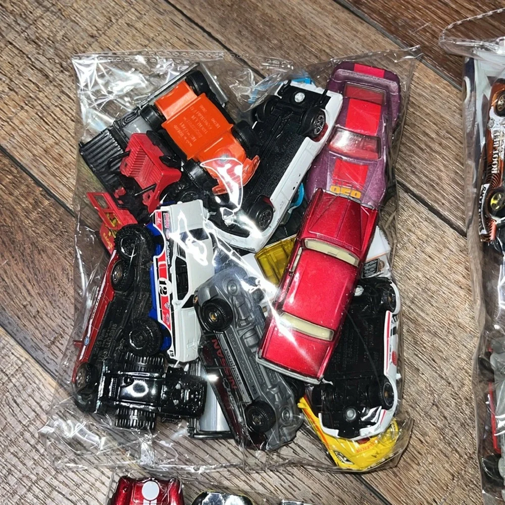 Hot wheels and assorted toy cars - Picture 4 of 7